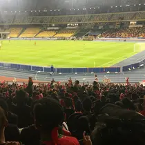 Suporter Timnas Indonesia U-16 di Stadion Nasional Bukit Jalil, Kuala Lumpur. (Bola.com/Aning Jati)