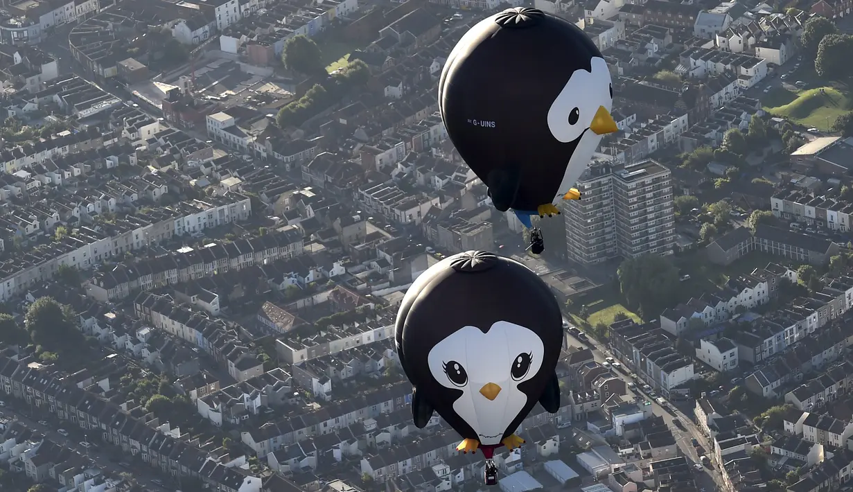 Balon udara berbentuk karton terlihat mengudara saat mengikuti Bristol International Balloon Fiesta ke 37  di Inggris, Jumat (7/8/2015). Festival balon terbesar di eropa ini berlangsung selama empat hari.  (REUTERS/Toby Melville)