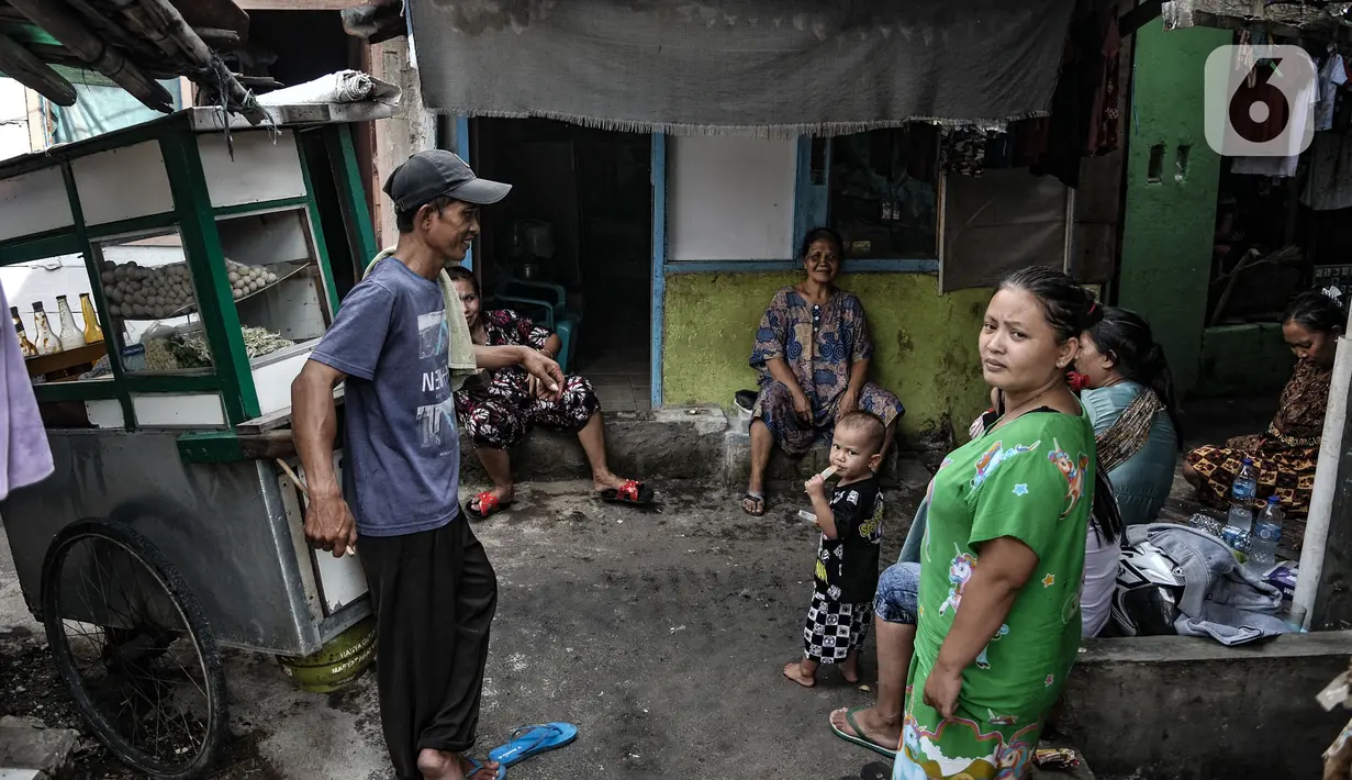Aktivitas warga di permukiman padat penduduk di kawasan Cakung, Jakarta, Senin (15/2/2021). Jika dibandingkan dengan September 2019, jumlah penduduk miskin di perkotaan naik 1,32 persen, sedangkan di perdesaan naik 0,60 persen. (merdeka.com/Iqbal S Nugroho)