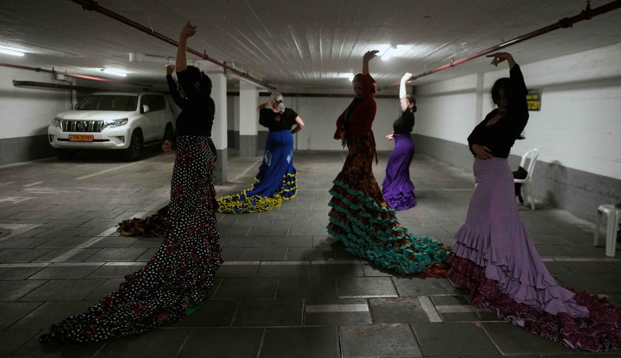Momen ini memperlihatkan ketahanan mental warga sipil di tengah eskalasi konflik antara Israel, Amerika Serikat, dan Iran yang terus memanas sejak akhir Februari lalu. Tampak dalam foto, sekelompok siswa flamenco menari di garasi parkir bawah tanah setelah kelas studio mereka terganggu oleh sirene serangan udara yang memperingatkan datangnya rudal dari Iran, di Tel Aviv, Israel, Senin 30 Maret 2026. (AP Photo/Ohad Zwigenberg)