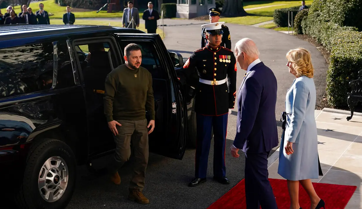 Presiden Amerika Serikat Joe Biden dan Ibu Negara Jill Biden menyambut Presiden Ukraina Volodymyr Zelenskyy di Gedung Putih, Washington, Amerika Serikat, 21 Desember 2022. Joe Biden menyambut Zelenskyy di Oval Office dan melakukan konferensi bersama di East Room membahas tentang dukungan AS terhadap Ukraina. (AP Photo/Patrick Semansky)