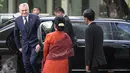 Presiden Jokowi didampingi Ibu Negara, Iriana Jokowi menyambut kedatangan Presiden Republik Serbia Tomislav Nikolic di halaman Istana Merdeka, Jakarta, Rabu (27/4). (Liputan6.com/Faizal Fanani)