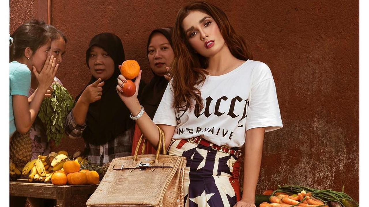 Ussy Melakukan pemotretan bertemakan pasar.