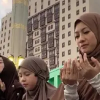 Momen Ririn Ekawati dan Rini Yulianti Bagi-Bagi Takjil (credit: instagram/riniyulianti)