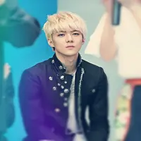 Tak hanya itu saja, Sehun EXO sering di sebut sebagai penyanyi yang tidak mempunyai basic vokal yang baik. Bahkan, Sehun disuruh duduk manis atau melengkapi formasi koreografer di boyband EXO. (Koreaboo/Bintang.com)