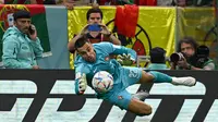 Kiper Timnas Portugal, Diogo Costa berusaha menangkap bola saat menghadapi Uruguay pada laga Grup H Piala Dunia 2022 Qatar di Lusail Stadium, Lusail, Doha (28/11/2022). Pada Piala Dunia 2022 di Qatar, Diogo Costa tampil penuh dalam seluruh 5 laga Timnas Portugal. Ia berhasil merebut posisi kiper utama yang sebelumnya menjadi milik Rui Patricio. (AFP/Pablo Porciuncula)