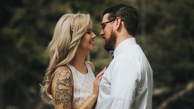 [Bintang] Kata Astrologer: 5 Zodiak yang Risih Mesra-Mesraan Depan Umum