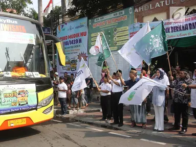 Ketua PBNU KH Marsudi Syuhud, Wakil Sekjen PBNU Imam Pituduh dan Pejabat Eksekutif Hubungan Kelembagaan Bank Mandiri Alexandra Askandar melepas peserta mudik bareng NU-Bank Mandiri di Kantor PBNU, Jakarta, Sabtu (9/6). (Liputan6.com/Arya Manggala)