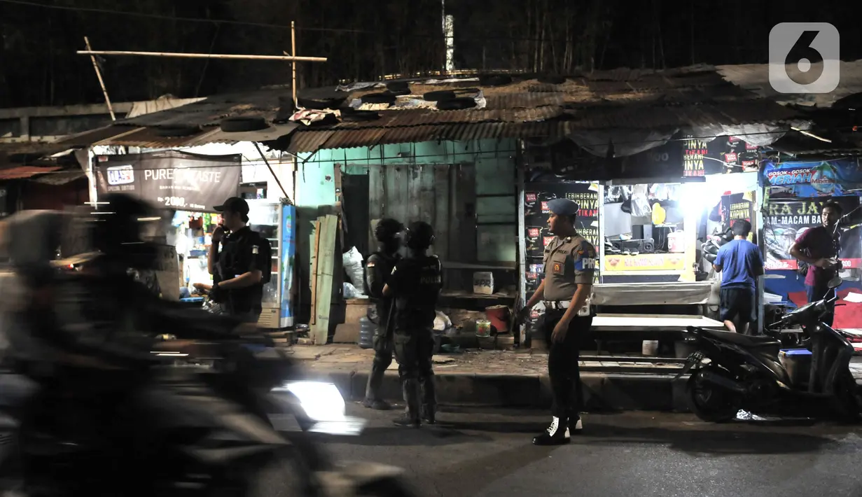 Tim Eagle One Sat Reskrim Polres Jakarta Selatan melakukan penyisiran saat Operasi Premanisme Skala Besar Gabungan di kawasan Manggarai, Jakarta, Rabu (6/11/2019). Operasi tersebut digelar untuk menjaga keamanan dan ketertiban wilayah rawan aksi kriminal atau premanisme. (merdeka.com/Iqbal Nugroho)