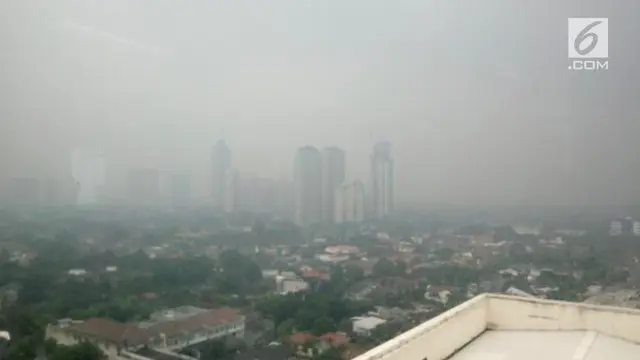 Suasana berbeda dirasakan sebagian masyarakat terhadap kondisi cuaca Jakarta hari ini. Tepat saat berulang tahun yang ke-490. Sejak pagi hingga menjelang siang, pemandangan gedung-gedung tak terlihat jelas, seperti diselimuti kabut.