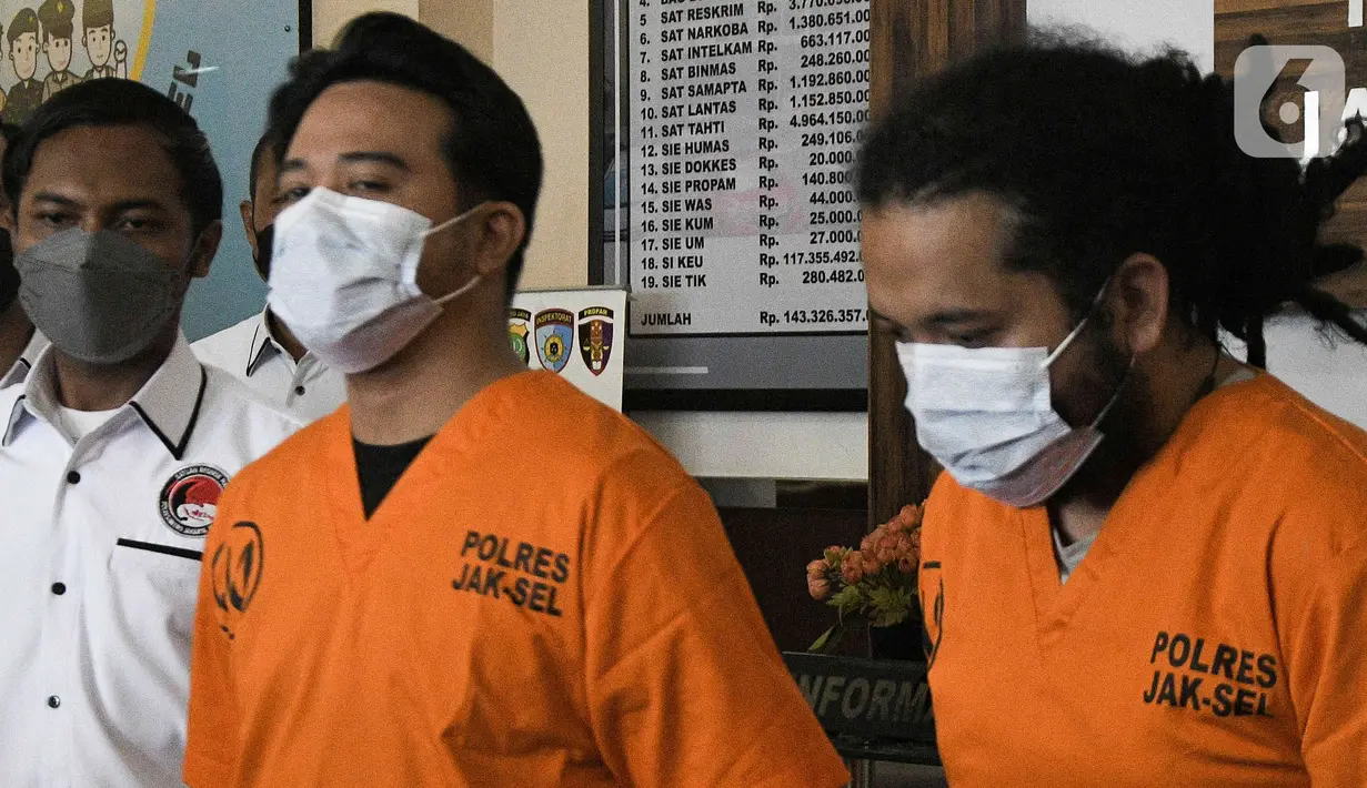 Artis Roby Satria alias Roby Geisha dan asistennya berinisial AJ dihadirkan saat rilis pengungkapan kasus narkoba di Polres Metro Jakarta Selatan, Senin (21/3/2022). Polisi mengamankan satu paket ganja seberat 8 gram serta ganja yang sudah dilinting dan diisap. (Liputan6.com/Herman Zakharia)