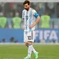 Kapten timnas Argentina, Lionel Messi berjalan di lapangan pada akhir pertandingan Grup D Piala Dunia 2018 melawan Kroasia di Nizhy Novgorod Stadium, Rusia, Jumat (22/6). Messi tidak melakukan satu tendangan pun hingga menit ke-64. (AP/Ricardo Mazalan)