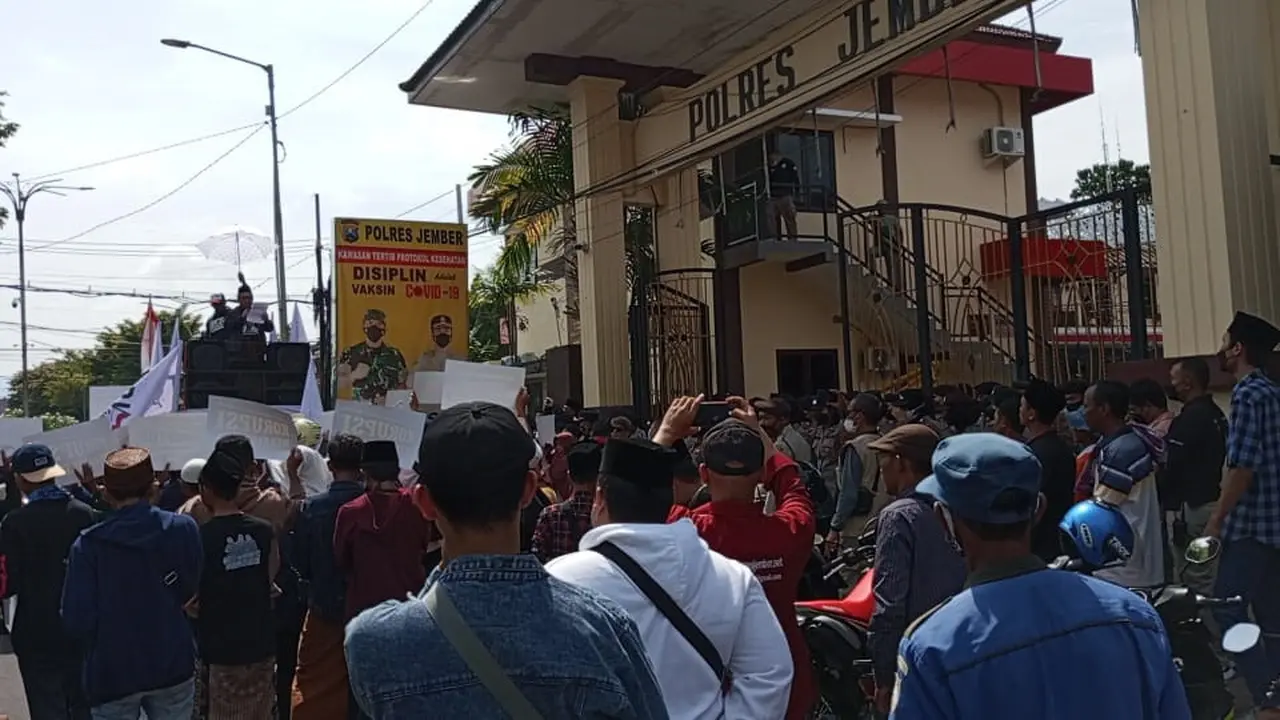 Massa menggelar aksi unjuk rasa di depan Polres Jember tagih penanganan skandal dana Covid-19 Rp107 miliar (Istimewa).