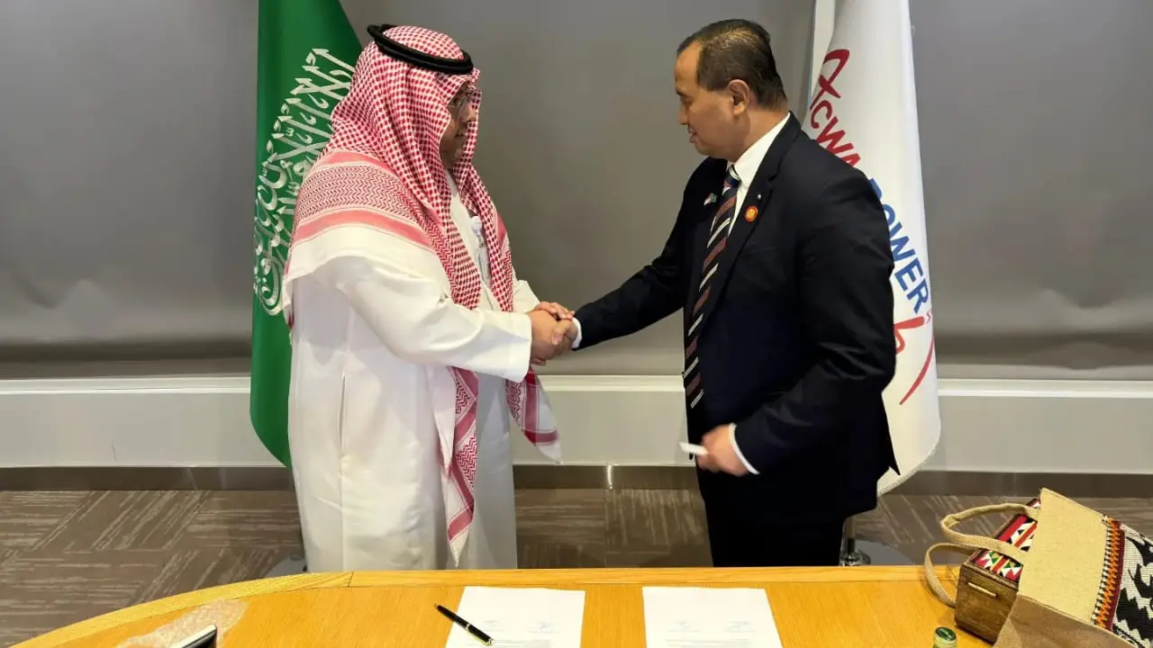 CEO ACWA Power Marco Arcelli menyerahkan Surat Pernyataan Minat (Letter of Intent/LoI) berinvestasi di IKN Nusantara kepada Otorita IKN dalam Forum Saudi-Indonesian Roundtable yang diselenggarakan di Ibu Kota Riyadh, 19 Oktober 2023. (DOk OIKN)