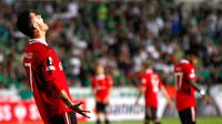 Pemain Manchester United Cristiano Ronaldo (kiri) bereaksi setelah melewatkan peluang untuk mencetak gol ke gawang Omonia pada pertandingan sepak bola Grup E Liga Europa di Stadion GSP, Nicosia, Siprus, 6 Oktober 2022. Manchester United menang 3-2 atas Omonia. (AP Photo/Maria Karadjias)