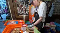 Kris Shen, aktor Taiwan yang berjualan ayam potong di pasar tradisional. (dok. Instagram @krisshen/https://www.instagram.com/p/C1z-YKeS43h/?utm_source=ig_embed&ig_rid=f07d3dd9-c2c7-489c-9727-8853368644f8/Dinny Mutiah)