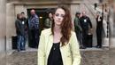 Lihat betapa menawannya Kristen Stewart dengan jaket kulit warna terang dipadukan dengan outfit hitam-hitamnya dan celana berpola bunga. Dilengkapi leather boots warna hitam, penampilannya pun tetap tomboy namun manis. (celebitchy.com)