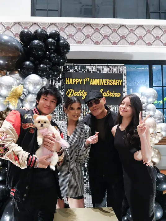 Hal itu diungkapkan saat menjadi bintang tamu dari podcast Azka Corbuzier. Wanita kelahiran Medan 30 tahun silam itu menjawab terkait yang paling menyebalkan dari sang suami. [Instagram/sabrinachairunnisa_]