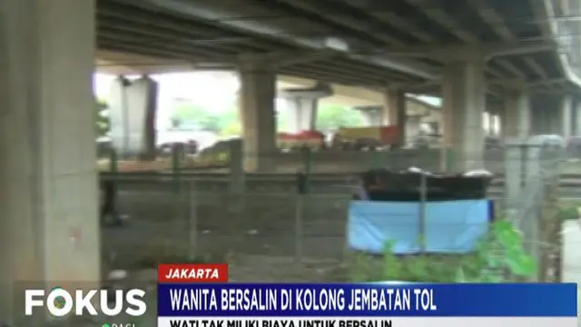 Tak miliki biaya bersalin, seorang wanita tunawisma lahirkan anak di kolong Jembatan Tol Rawa Buaya, Cengkareng.