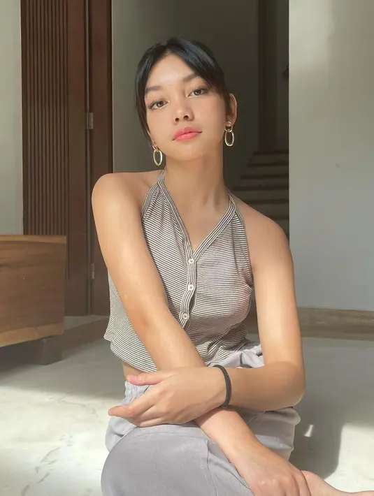 Naura Ayu sepertinya sedang menggandrungi pakaian model halter yang membuat tampilannya semakin dewasa dan elegan dengan mix and match yang chic dan trendi (Foto: Instagram @naura.ayu)