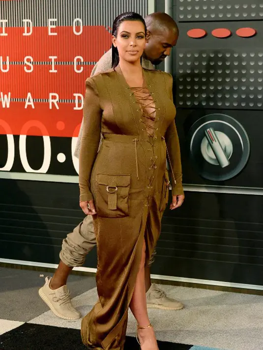 Sumber lain mengatakan, Kanye berjanji di Tahun 2017 nanti ia akan berubah menjadi sumai yang lebih baik. Bagi Kanye, Kim, North dan Saint adalah hal yang sangat berharga baginya. (AFP/Bintang.com)