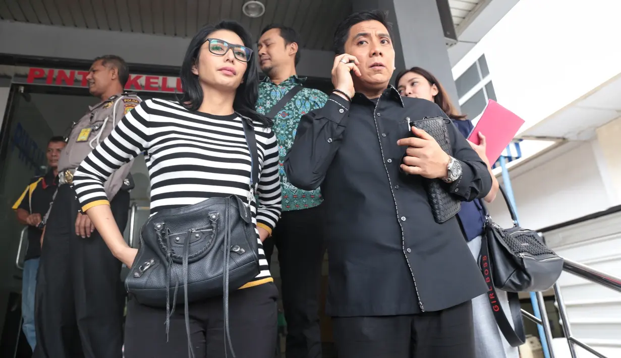 Pihak Tyas juga terus mengumpulkan bukti-bukti dan saksi dari pihak keluarga untuk membantu prosesnya. Saat membuat laporan, Tyas juga bawa saksi dari pihak keluarga bocah berusia lima tahun yang menjadi masalah selama ini. (Adrian Putra/Bintang.com)