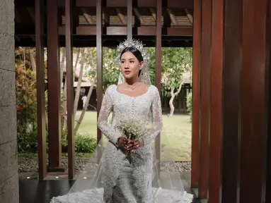 Gaun pengantin Shenina menggabungkan elemen tradisional dan modern dengan sempurna. Detail payet yang cantik menambah kesan elegan pada busana tersebut. Tidak hanya itu, Shenina juga mengenakan mahkota berwarna silver yang membuatnya terlihat seperti putri raja. (Liputan6.com/IG/@sheninacinnamon)