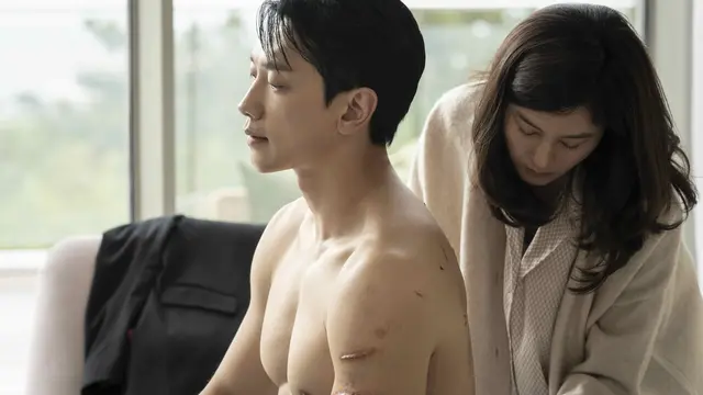 Rain dan Kim Ha Neul dalam drakor Red Swan. (Disney Plus via Soompi)