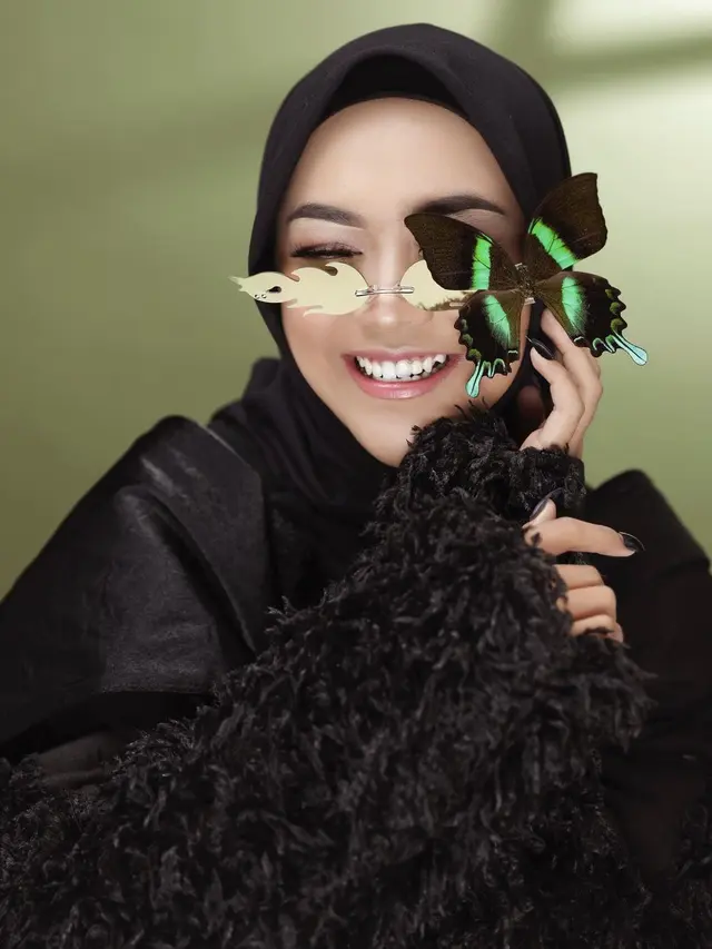 Bikin Pangling, Intip 5 Gaya Pemotretan Ria Ricis Kenakan Gaun Serba Hitam