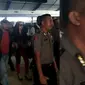 Dengan pengawalan petugas kepolisian dan kejaksaan, Nita Budi Susanti permasuri mendiang Sultan Ternate, tiba di Bandara Ternate, Maluku Utara, Sabtu (29/10/2016) pukul 15.00 WIT. (Liputan6.com/Hairil Hiar)