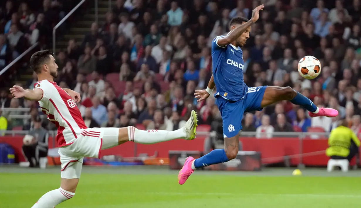 Beruntung Marseille memiliki striker sarat pengalaman Pierre Aubameyang. Striker asal Gabon yang pernah memperkuat Dortmund, Arsenal dan Chelsea ini mencetak gol ketiga klubnya, atau gol keduanya di laga tersebut pada menit ke-78. (AP Photo/Peter Dejong)