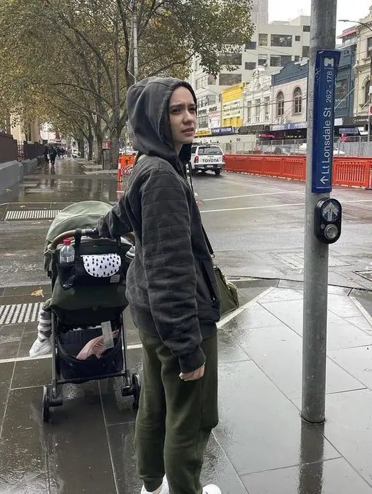 Putri Anne menutupi kepalanya dengan jaket hitam yang dipadukan celana training hijau army. Dalam foto tersebut nampak ia tampil tanpa makeup. Credit: (@anneofficial1990)