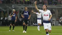 Gelandang Tottenham Hotspur, Christian Eriksen, melakukan selebrasi usai membobol gawang Inter Milan pada laga Liga Champions di Stadion Giuseppe Meazza, Milan, Selasa (18/9/2018). Inter Milan menang 2-1 atas Tottenham Hotspur. (AP/Antonio Calanni)