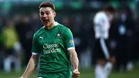 Gelandang Plymouth Argyle, Adam Randell, merayakan keberhasilan rekan setimnya mencetak gol ke gawang Liverpool pada lanjutan Piala FA 2024/2025 di Home Park, Minggu (9/2/2025) malam WIB. (HENRY NICHOLLS / AFP)