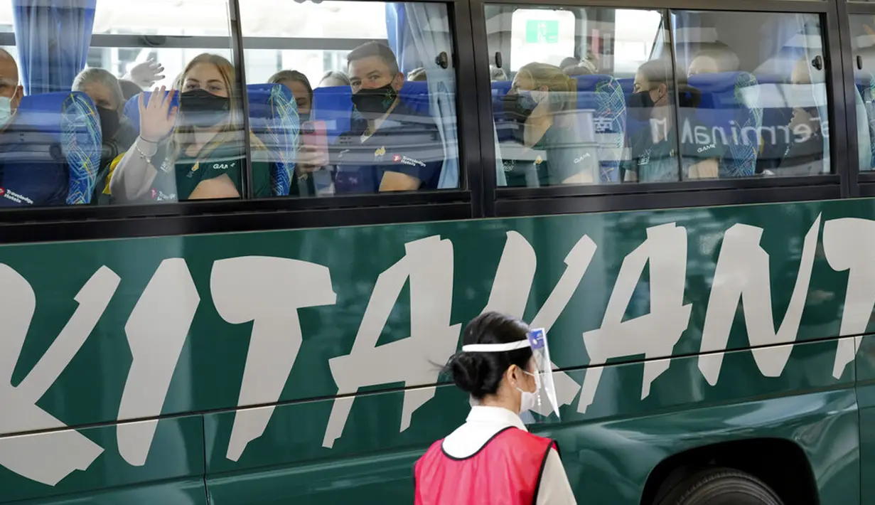 Pemain timnas softball Australia duduk dalam bus mereka setibanya di Bandara Internasional Narita, Narita, Jepang, Selasa (1/6/2021). Timnas softball Australia termasuk di antara yang paling awal datang untuk Olimpiade Tokyo. (AP Photo/Eugene Hoshiko, Pool)