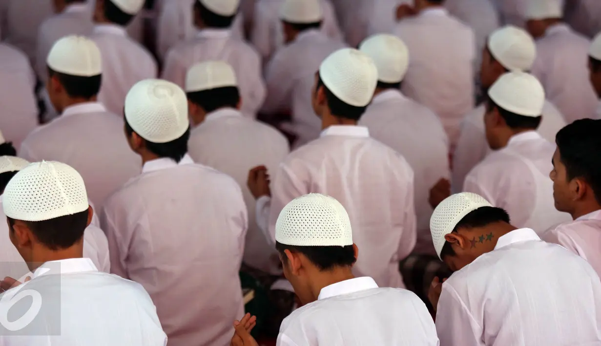Suasana acara Khatam Al-Quran warga binaan pemasyarakatan di LP Cipinang, Jakarta, Kamis (20/4). Acara ini dihadiri sejumlah menteri. (Liputan6.com/Johan Tallo)