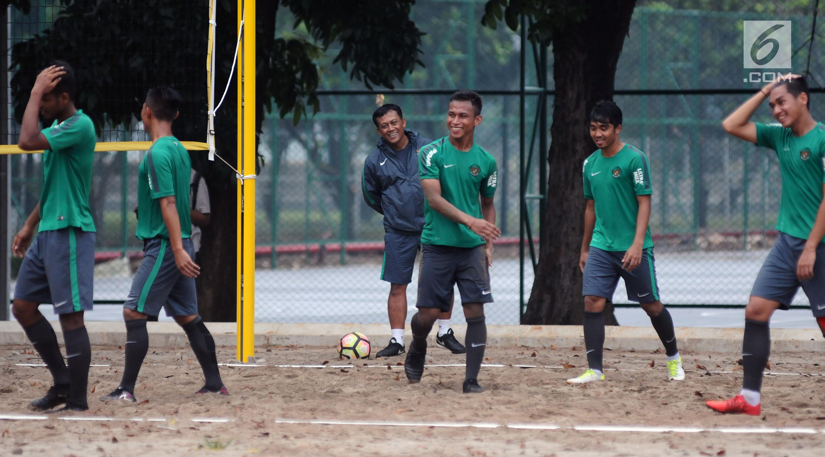 Penggawa Timnas Indonesia U-23, Osvaldo Haay (keempat kanan) tersenyum usai bermain takraw bersama di Lapangan Voli Pantai Kompleks Gelora Bung Karno, Jakarta, Rabu (17/1). Ini penyegaran pemain usai latihan. (Liputan6.com/Helmi Fithriansyah)