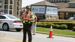 Seorang petugas berada di lokasi penembakan di dekat Bridgewater Plaza, Virginia, Rabu (26/8). Dua jurnalis stasiun televisi WDBJ, Alison parker dan Adam Ward tewas ditembak mantan reporternya saat siaran langsung. (REUTERS/Chris Keane) 