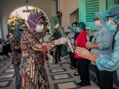 Wali Kota Surabaya Tri Rismaharini melakukan kunjungan ke berbagai rumah sakit di tengan pandemi. Ia pun berkunjung dalam maksud untuk memberi semangat kepada para petugas medis. Dalam acara simboliknya ia pun bagikan bunga. (Liputan6.com/IG/@surabaya)