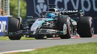 Pembalap Mercedes, George Russell, menjalani sesi kualifikasi F1 GP Kanada 2025 di Sirkuit Gilles-Villeneuve, di Montreal, Kanada, Minggu (15/6/2025) dini hari WIB. (Geoff Robins / AFP)