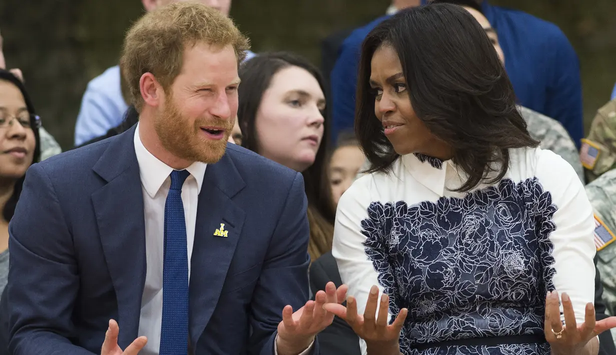 Pangeran Harry dan Michelle Obama berbincang saat menghadiri sebuah acara di Fort Belvoir, Virginia, Rabu (28/10). Pertemuan ini diadakan untuk mendukung pelaksanaan Invictus Games Orlando 2016 kepada para tentara yang terluka. (AFP PHOTO/SAUL Loeb)