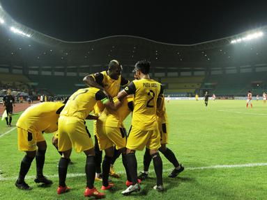 Para pemain Bhayangkara FC merayakan gol yang dicetak Dendy Sulistyawan ke gawang Bali United pada laga Piala Presiden 2019 di Stadion Patriot, Bekasi, Kamis (14/3). Bhayangkara menang 4-1 atas Bali. (Bola.com/Yoppy Renato)