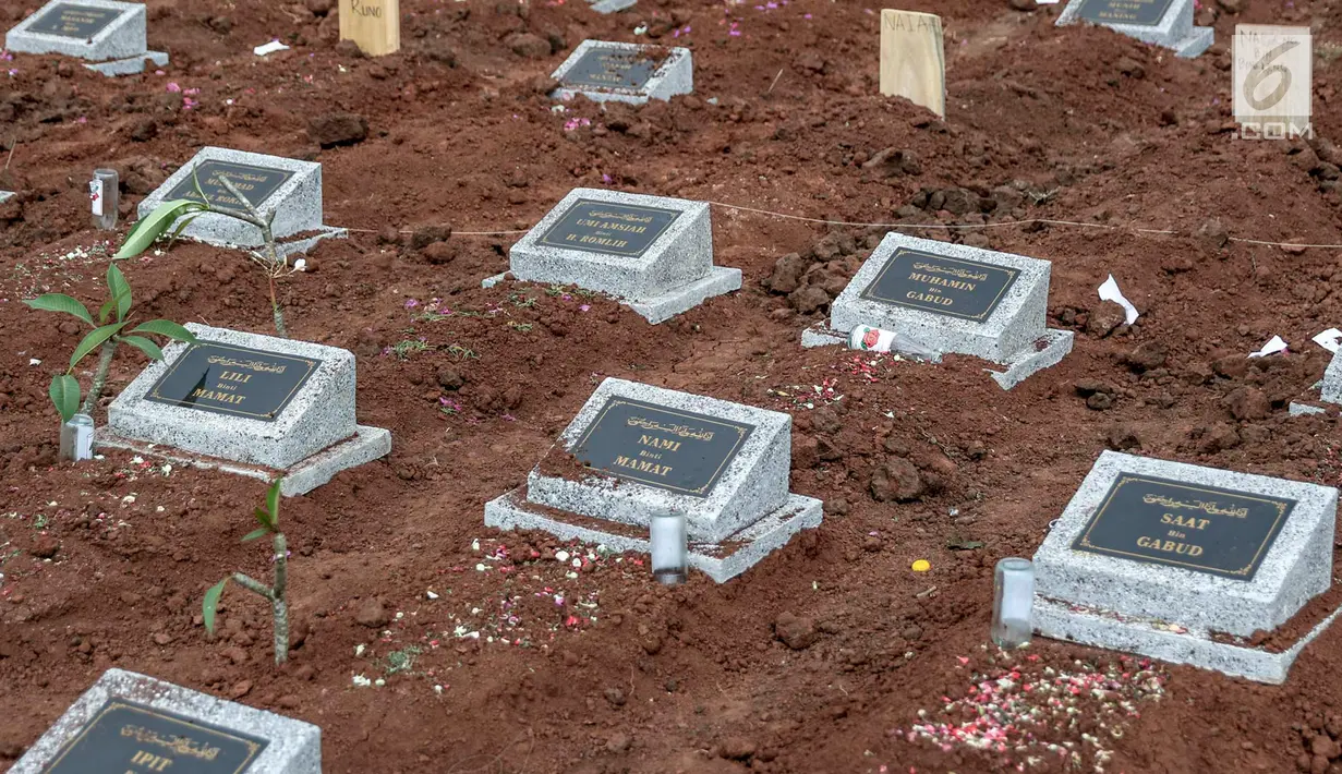 Sejumlah makam terlihat di TPU Grogol, Depok, Jawa Barat, Kamis (20/9). Sebanyak 525 makam di TPU tersebut dibongkar dan dipindahkan ke lokasi baru karena dilewati rencana pembangunan jalan tol Depok-Antasari (Desari). (Liputan6.com/Immanuel Antonius)