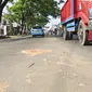 Lokasi kecelakaan maut antara truk Pertamina dan pengendara sepeda motor di Jalan Raya Ciputat-Parung, Kecamatan Sawangan, Kota Depok. (Liputan6.com/Dicky Agung Prihanto)