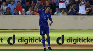 Selebrasi pemain Thailand, Weerathep Pomphun usai berhasil menjebol gawang Indonesia dalam pertandingan semifinal sepakbola SEA Games 2021 Vietnam di stadion Thien Truong, Nam Dinh, Kamis (19/5/2022).