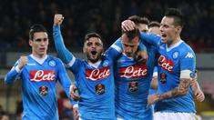 Para pemain Napoli merayakan gol Vlad Chiriches (2kanan) saat melawan AC Chievo Verona pada lanjutan Serie A 2015-2016 di Stadion San Paolo, Naples, Minggu (6/3/2016) dini hari WIB.  (AFP/Carlo Hermann)