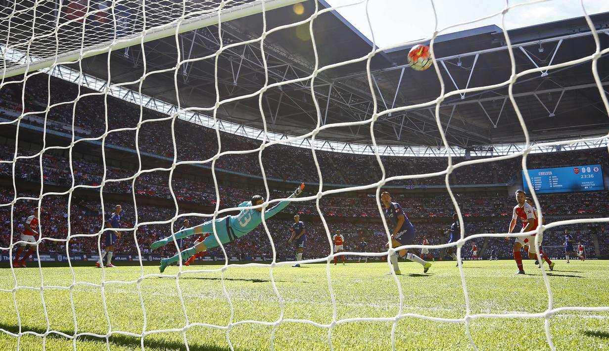Pemain Arsenal, Alex Oxlade-Chamberlain, mencetak gol ke gawang Chelsea dalam Community Shield 2015 di Stadion Wembley, Inggris. Minggu (2/8/2015) malam WIB. (Reuters/Darren Staples)