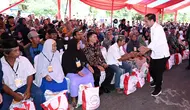 Presiden Joko Widodo (Jokowi) menyerahkan bantuan pangan cadangan beras pemerintah kepada keluarga penerima manfaat (KPM) di Gudang Bulog Batangase, Kabupaten Maros, Sulawesi Selatan. Kamis (22/2/2024). (Dok. Istimewa)
