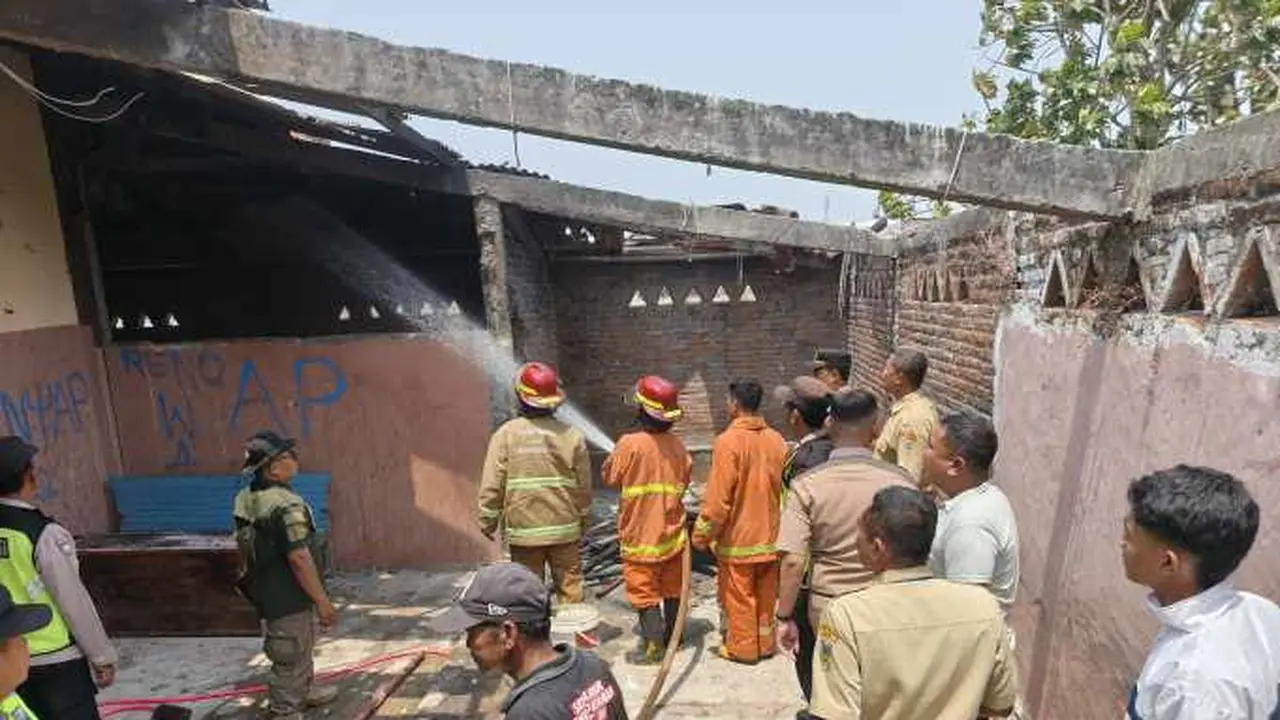 SMP Negeri 1 Undaan Kudus terbakar