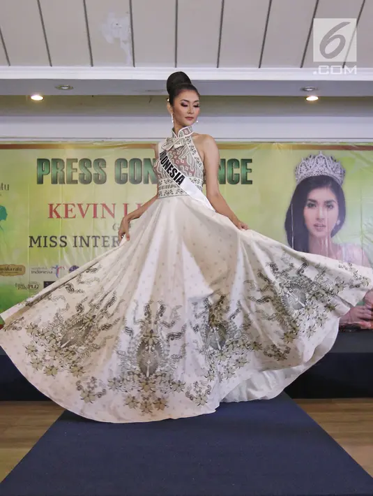 Puteri Indonesia Lingkungan 2017 Kevin Lilliana menunjukkan gaun miliknya untuk Miss International 2017, Jakarta, Rabu (18/10). Kevin akan memulai Karantina 25 Oktober mendatang dan grand final 14 November 2017 di Tokyo. (Liputan6.com/Herman Zakharia)